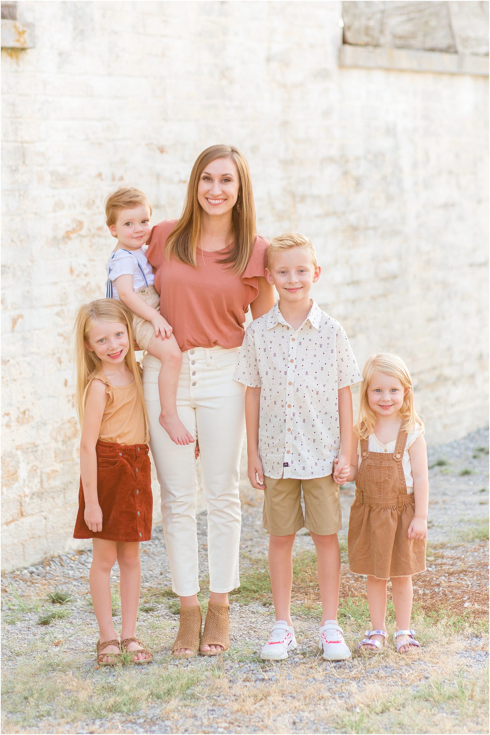 mom with 4 kids at harlinsdale farms in franklin tn by nashville family photographer