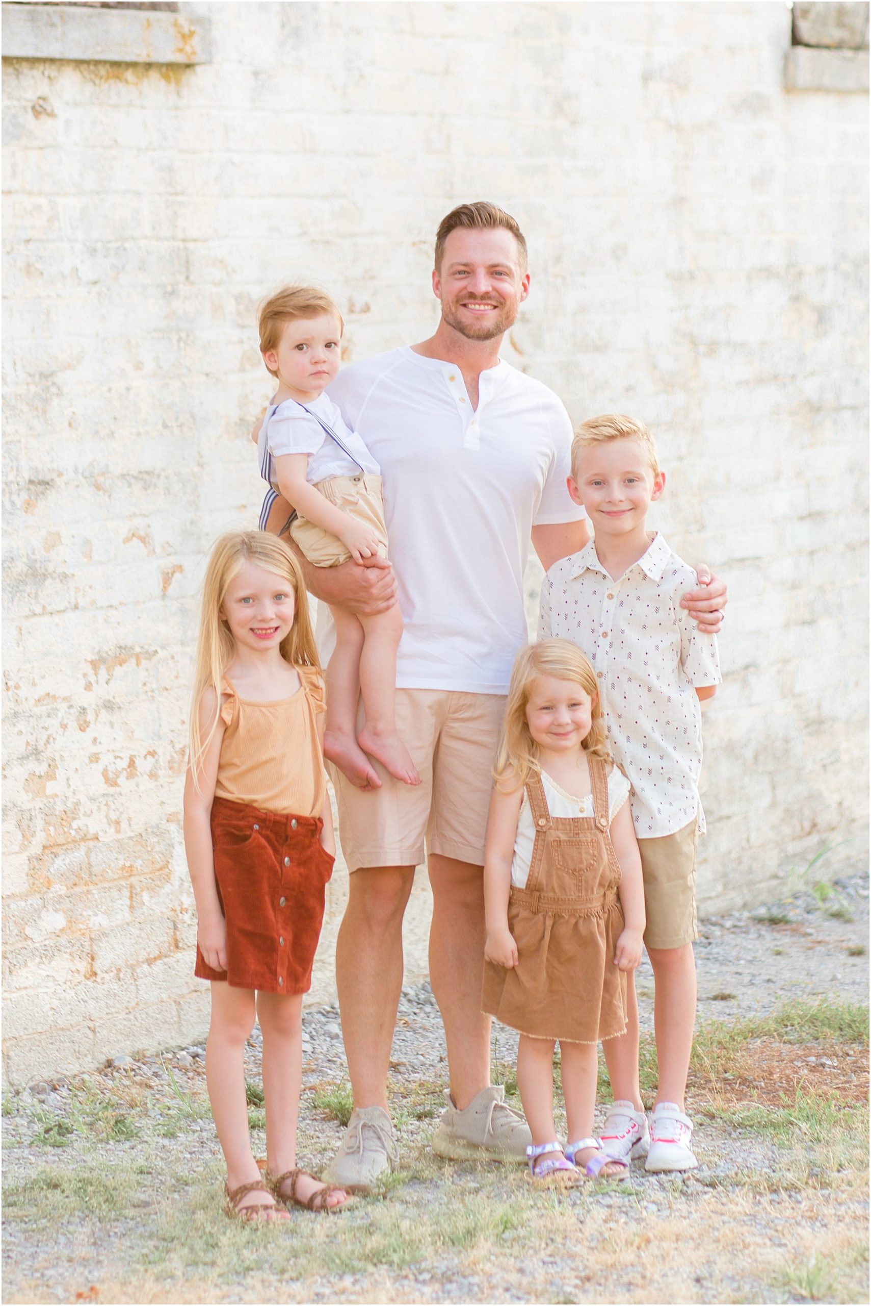 dad with 4 kids at harlinsdale farms in franklin tn by nashville family photographer