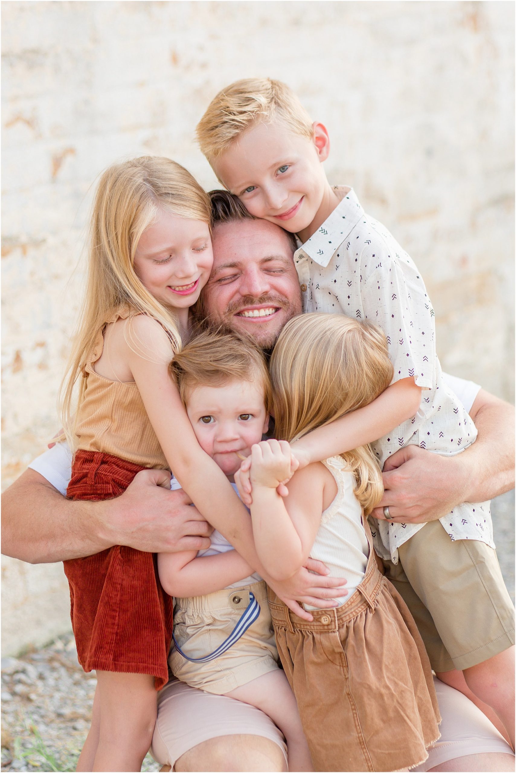 dad hugging 4 kids at harlinsdale farms in franklin tn by nashville family photographer