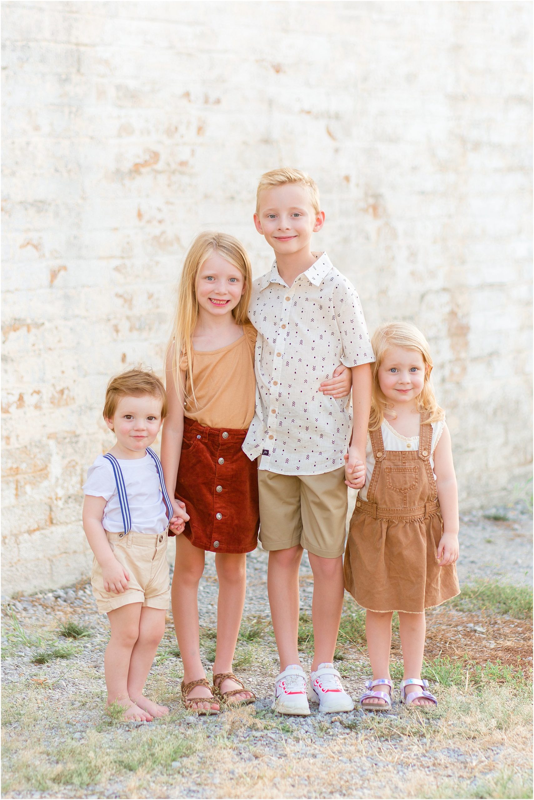 sibling outfit ideas fall family pictures