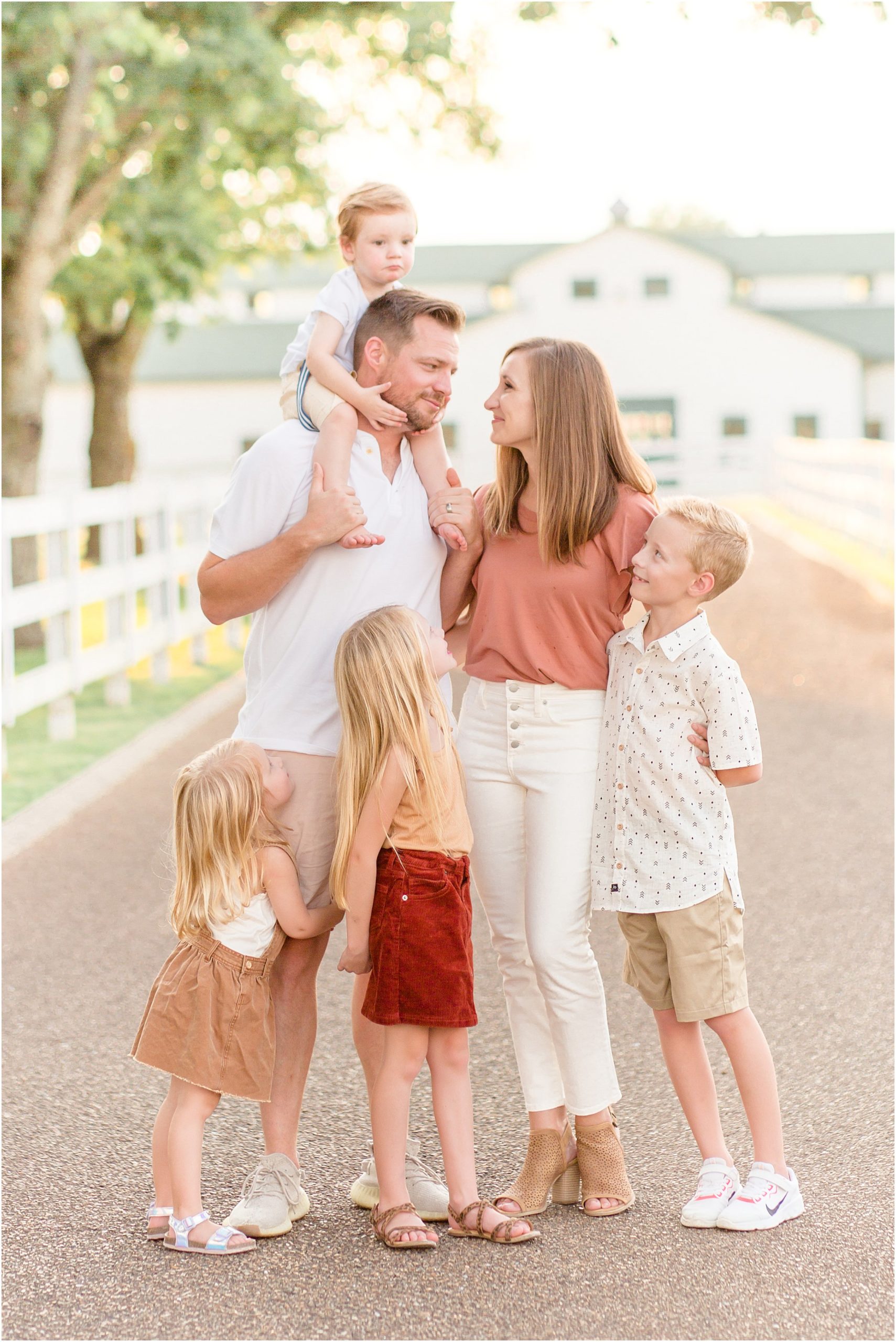 family with 4 kids at harlinsdale farms in franklin tn by nashville family photographer