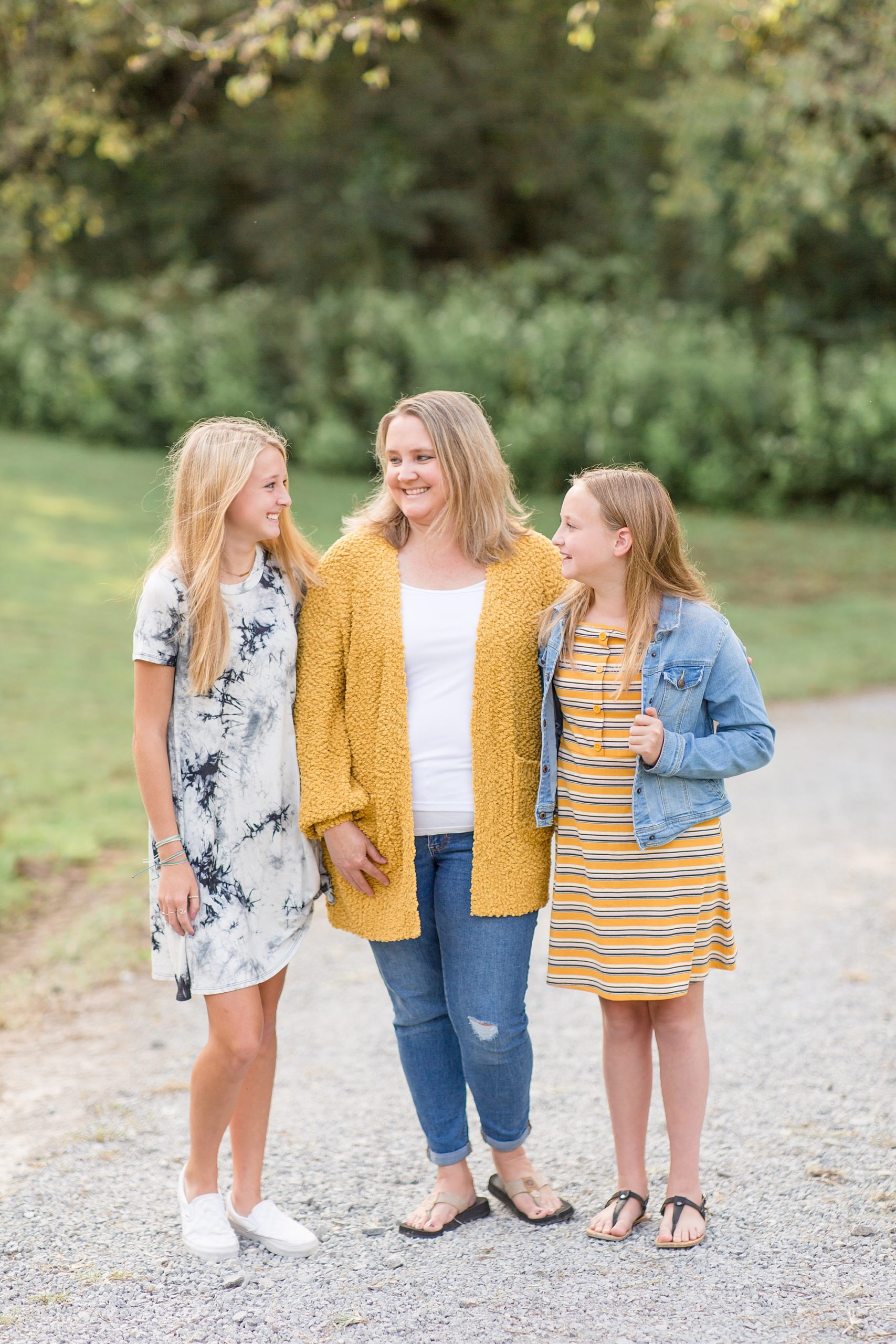 daughters pose with mom during Tennessee family portraits