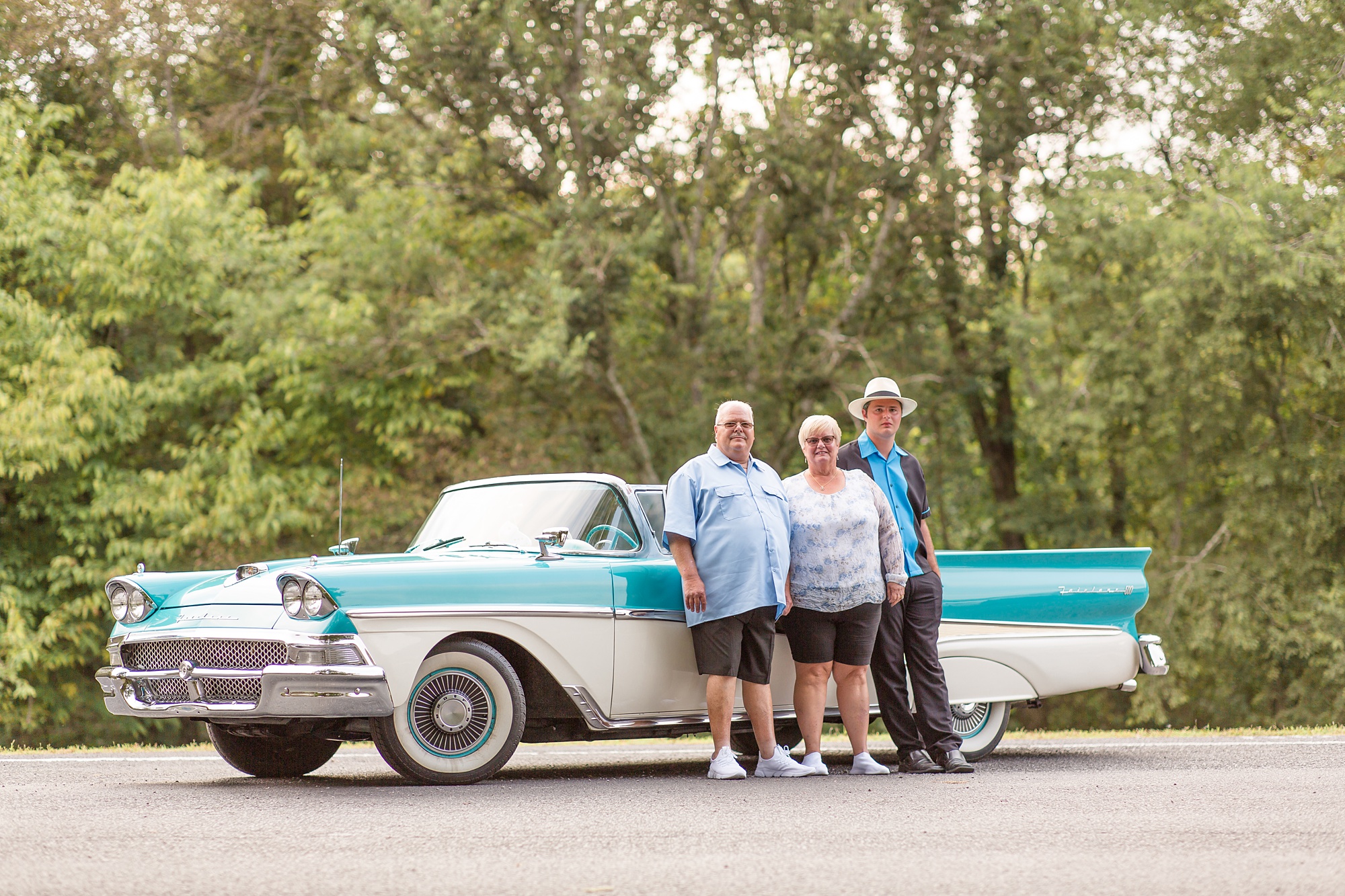 classic car with family during TN family photos