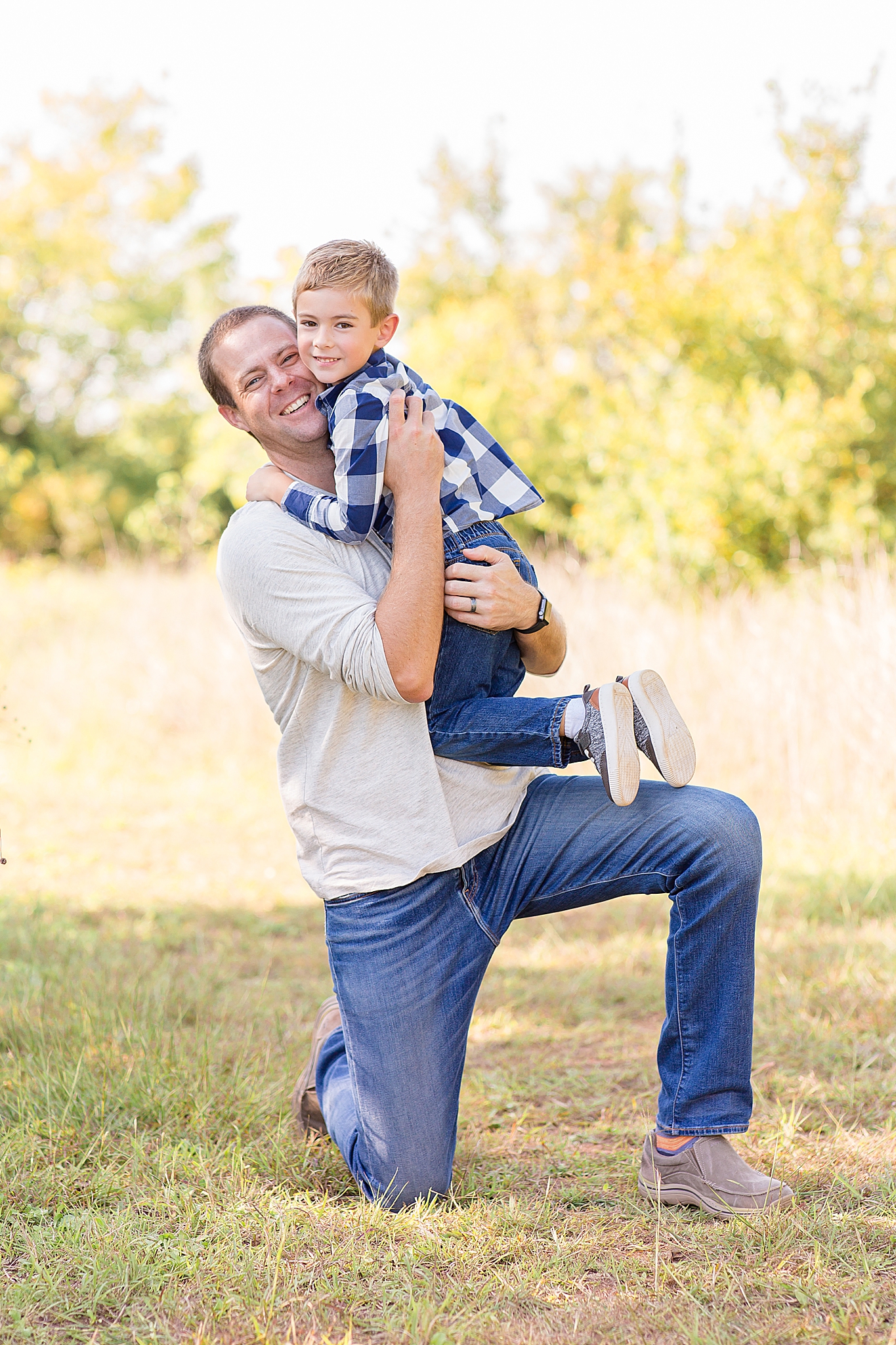 dad lifts son up during family photos