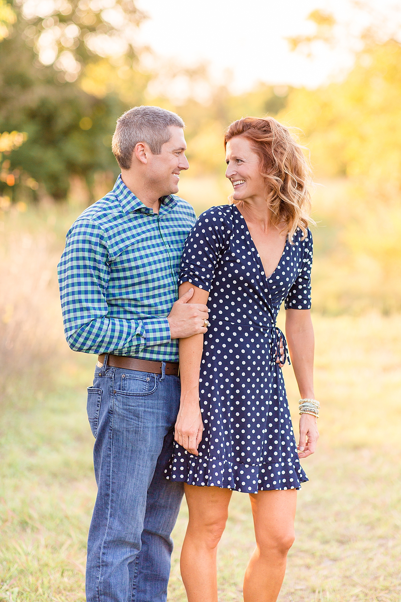 mom and dad laugh during TX mini sessions