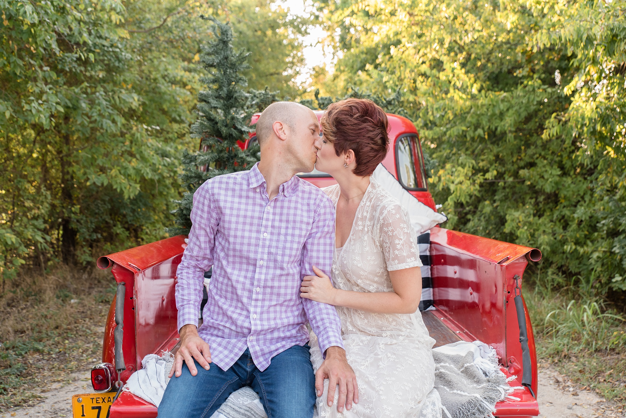 mom and dad kiss during Red Truck Christmas minis