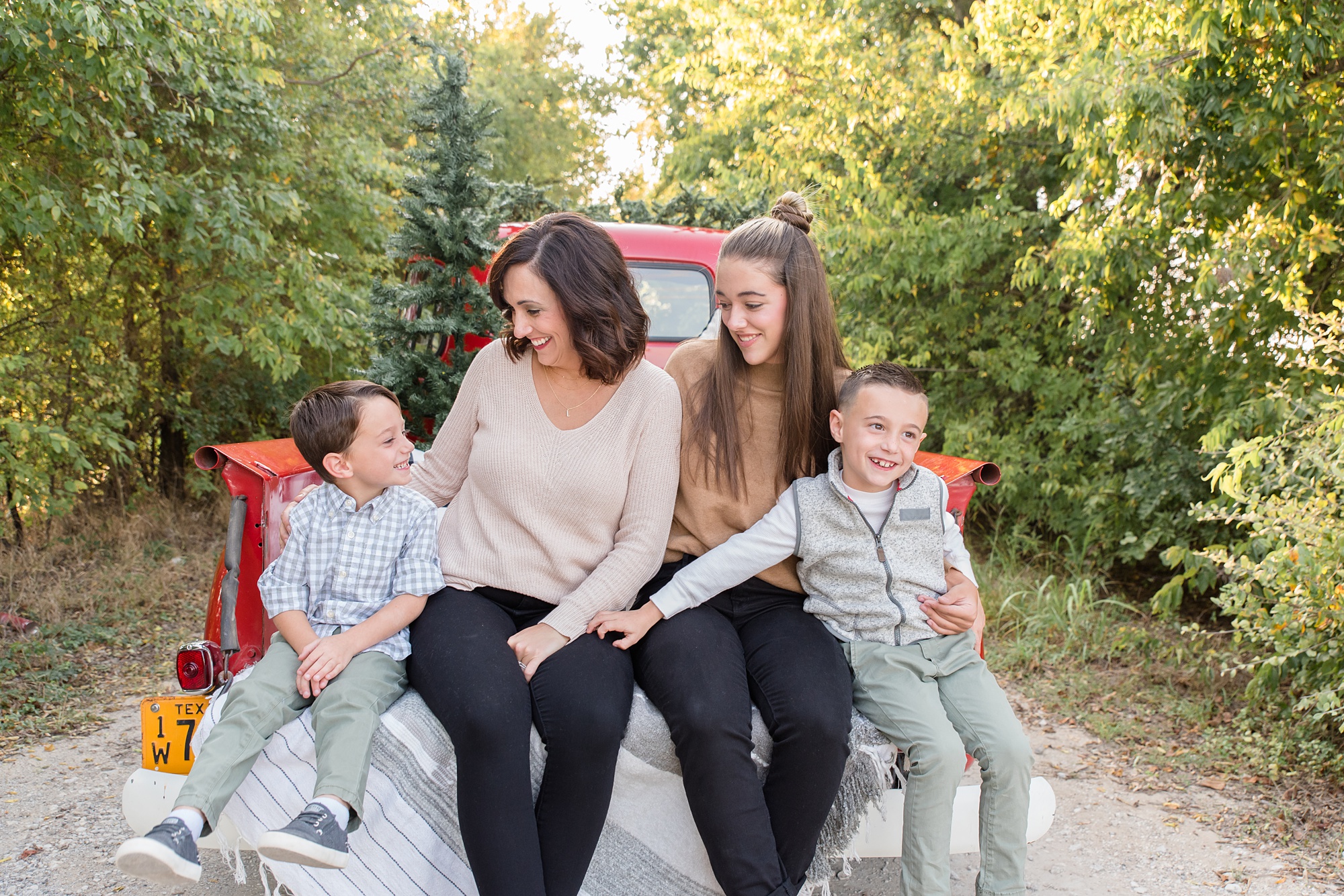 mom sits with kids during Texas mini sessions