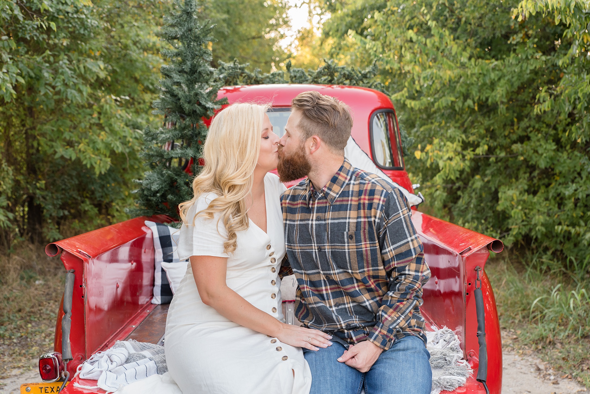 parents kiss during red truck mini photos