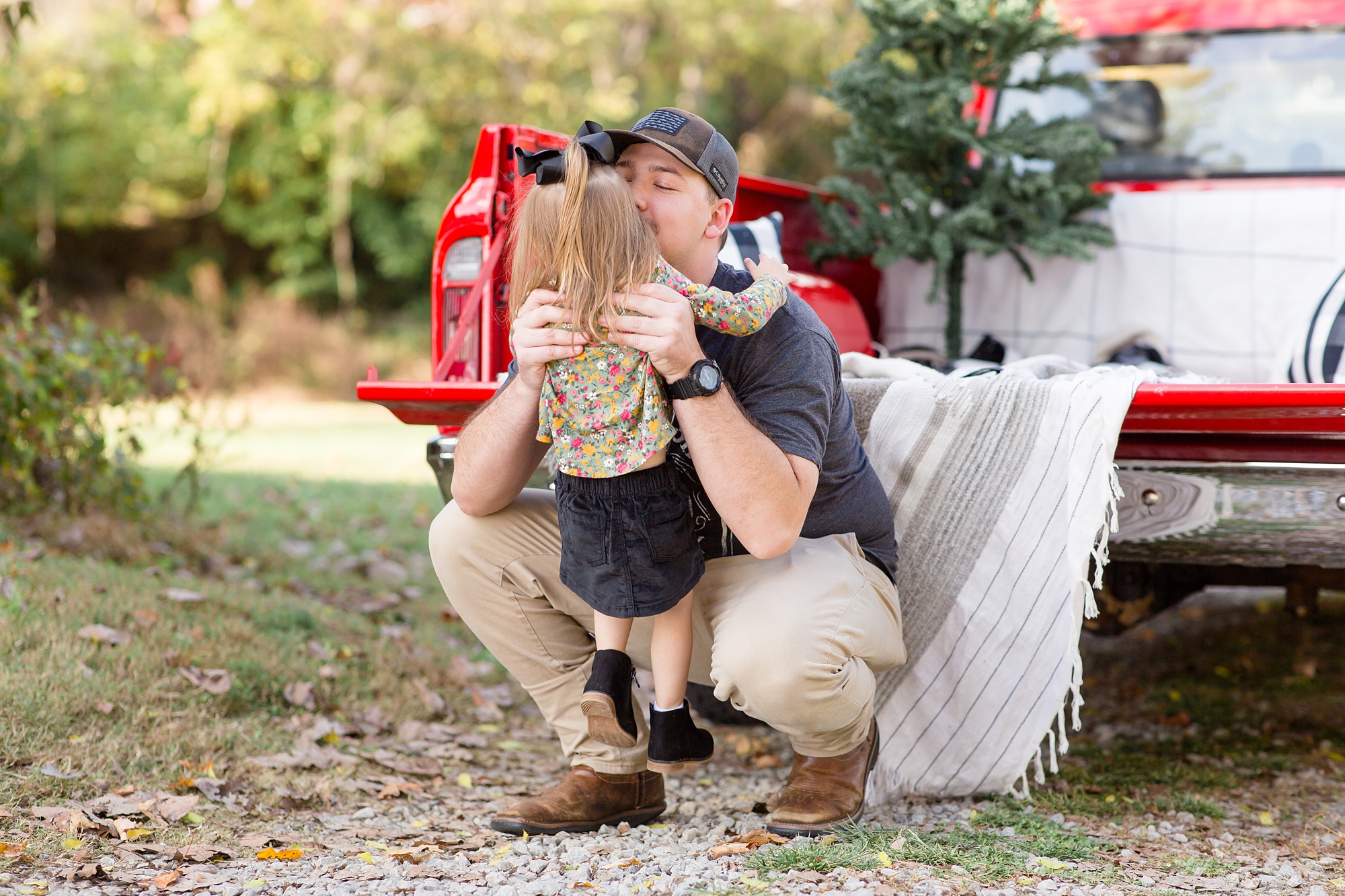 dad kisses daughter during Franklin TN holiday mini sessions