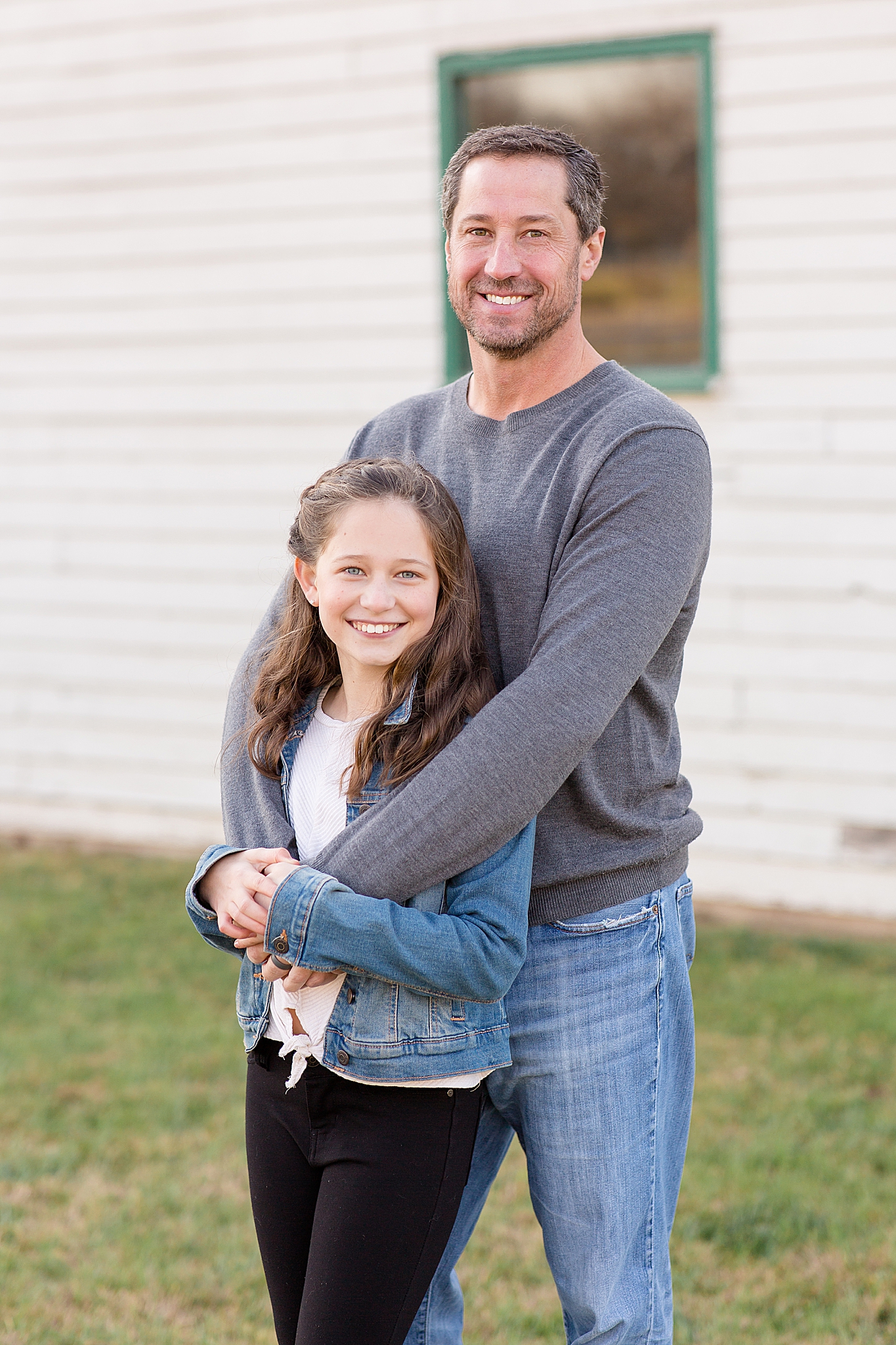dad hugs daughter in Franklin TN during family photos