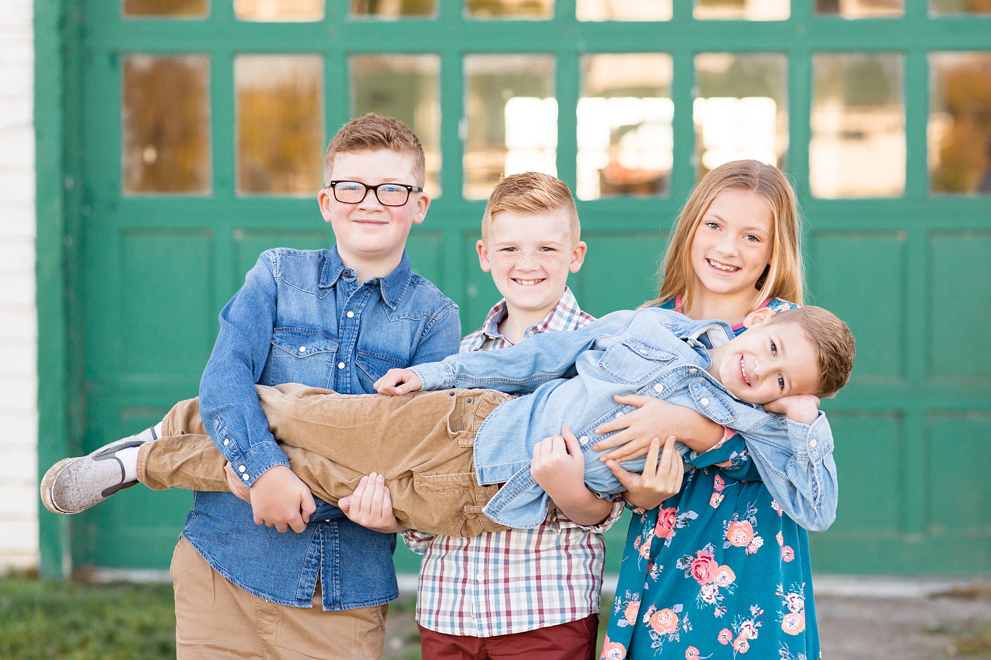 kids pick up younger brother during TN family photos