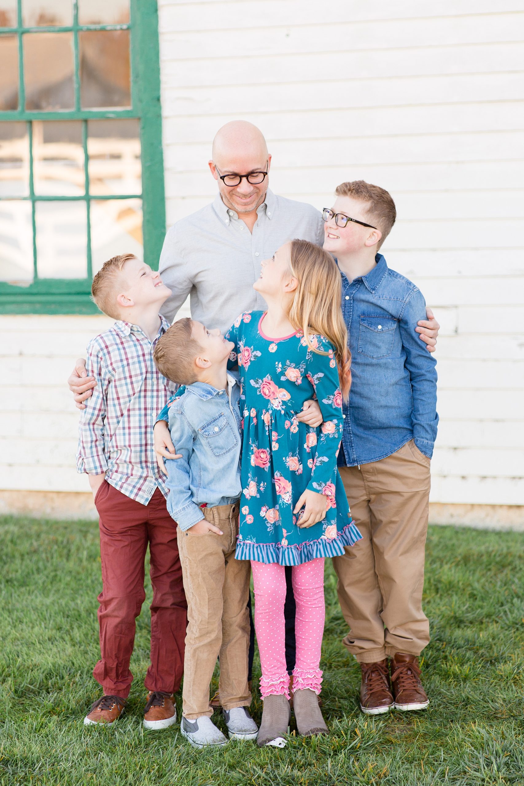 dad hugs four children during Harlinsdale Farm family photos