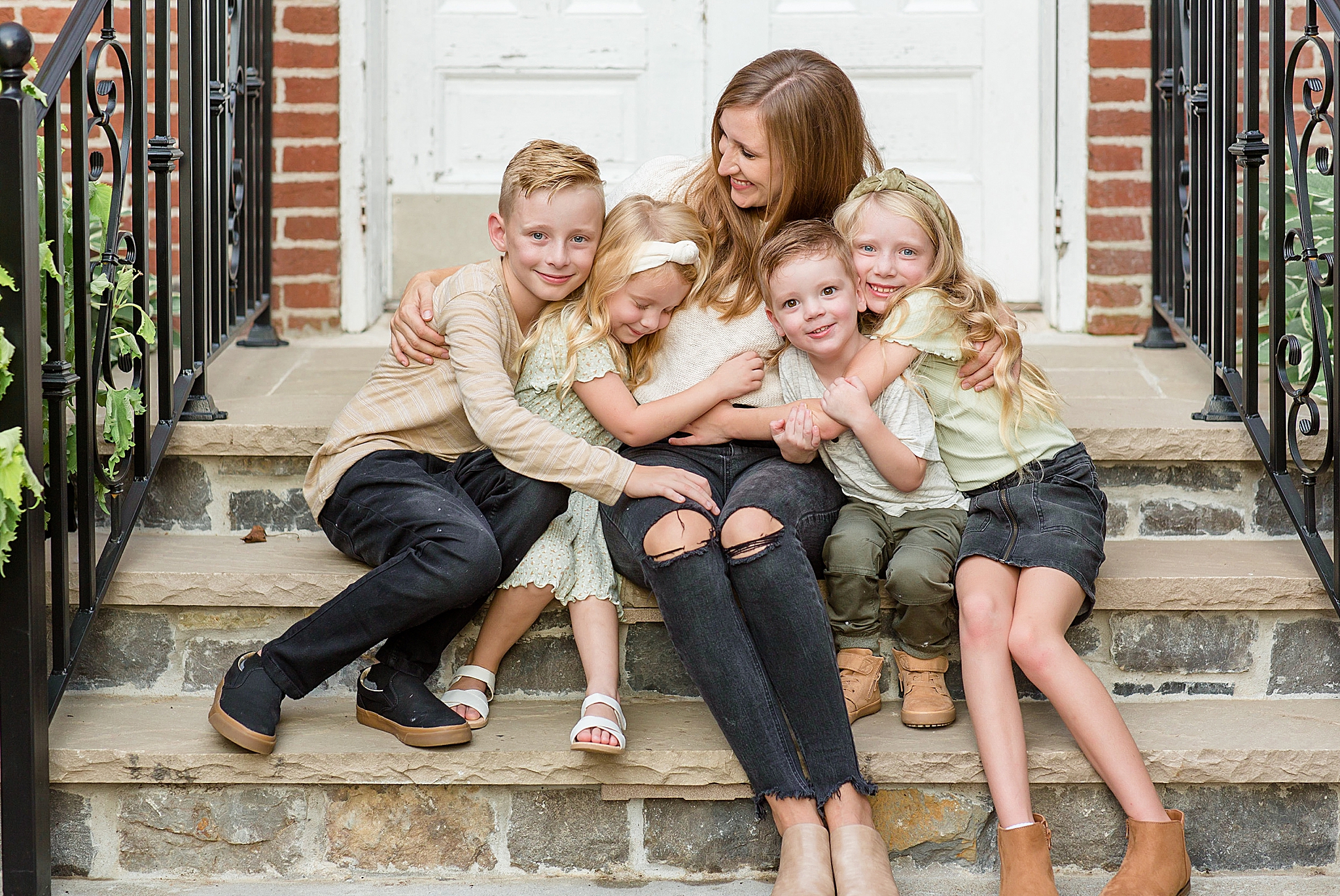 mom hugs four kids during Spring Hill family portraits