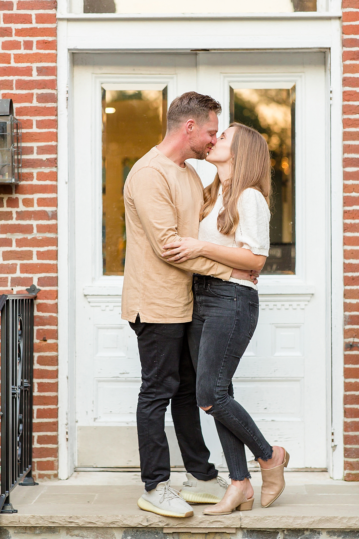 parents kiss on stone steps in Spring Hill TN