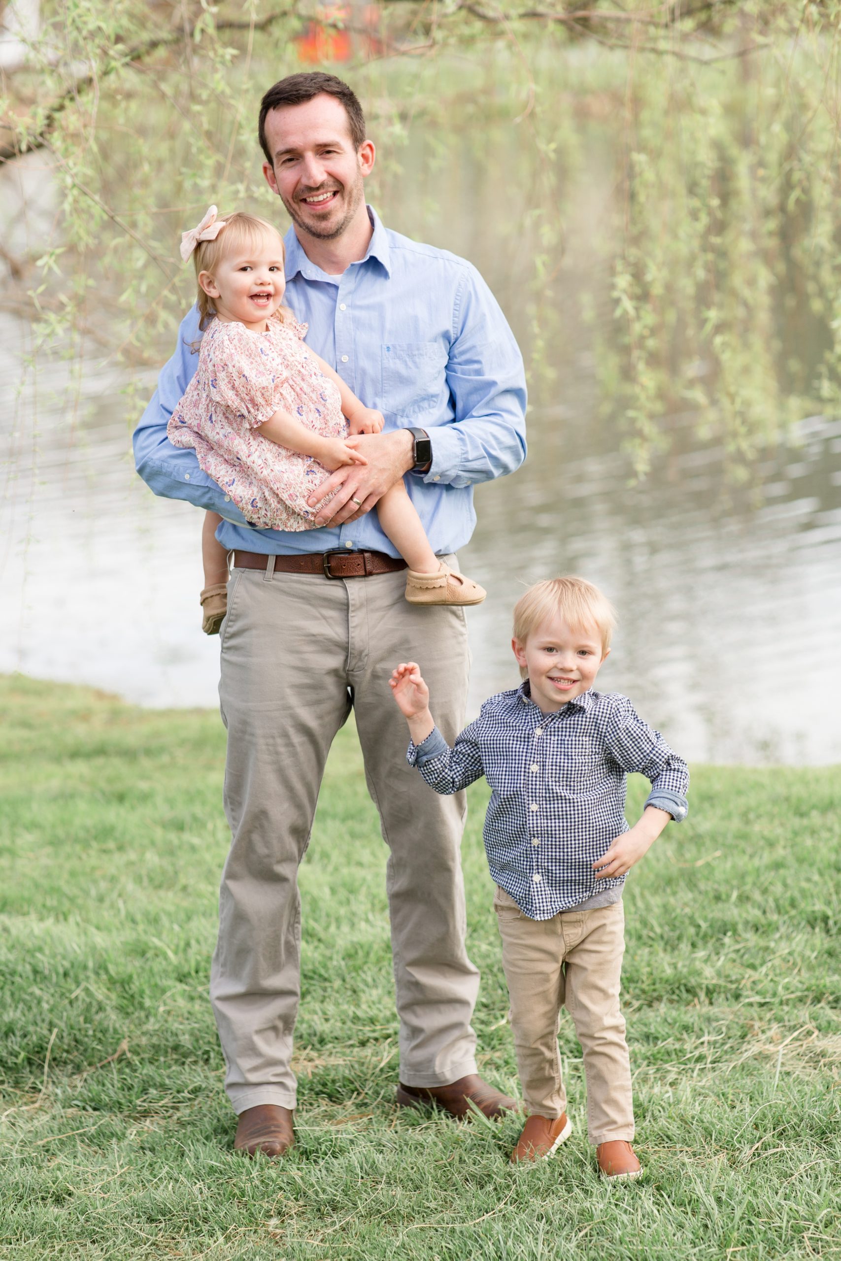 Dad poses with kids during mountainside family maternity session with family photographer and educator Rebecca Rice of Rebecca Rice Photography. Click to see more from this session live on the blog now! 
