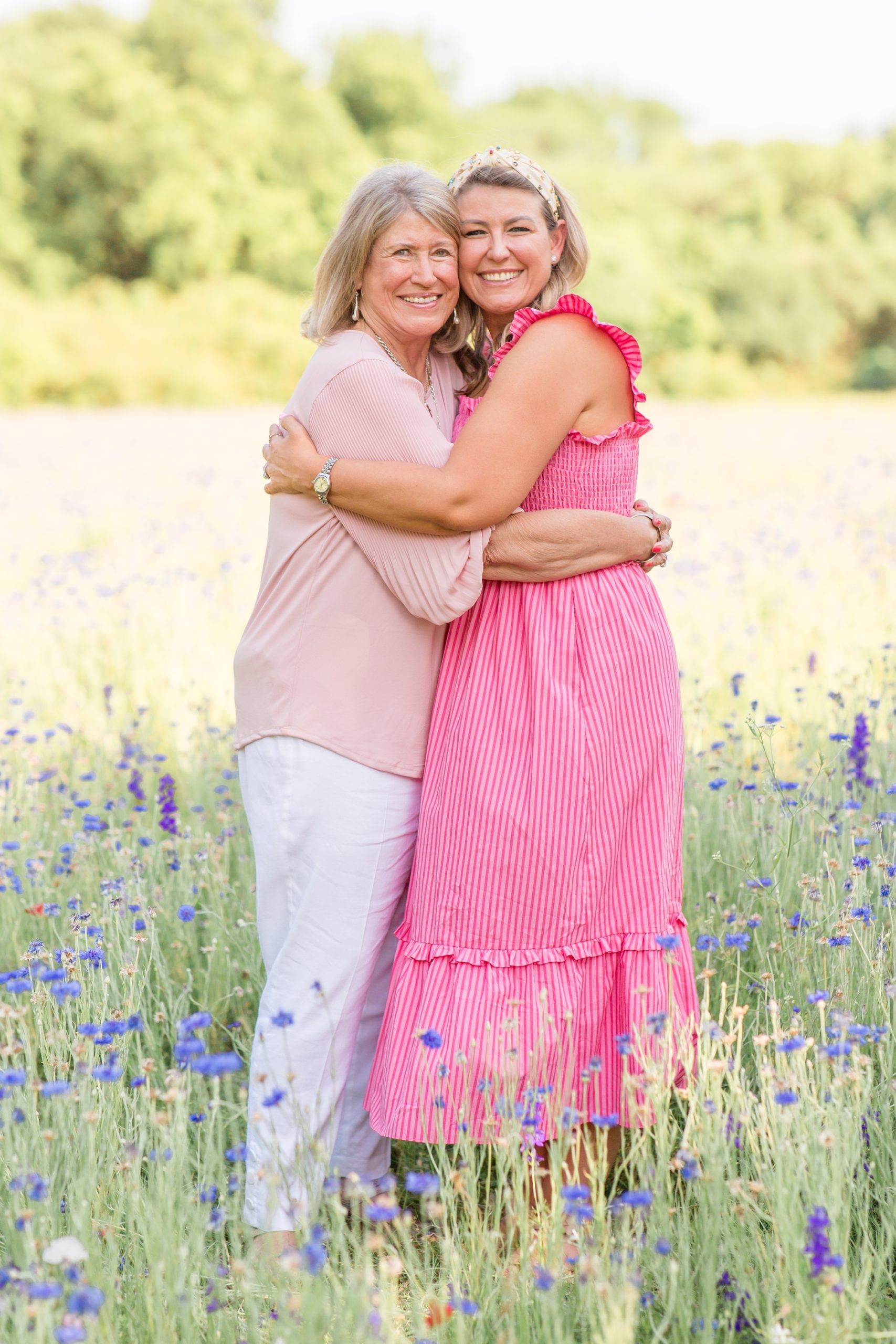 Wildflower mini sessions in Richardson, Texas wildflower field in the spring with family photographer and educator Rebecca Rice Photography. Click to see more from this session live on the blog now!